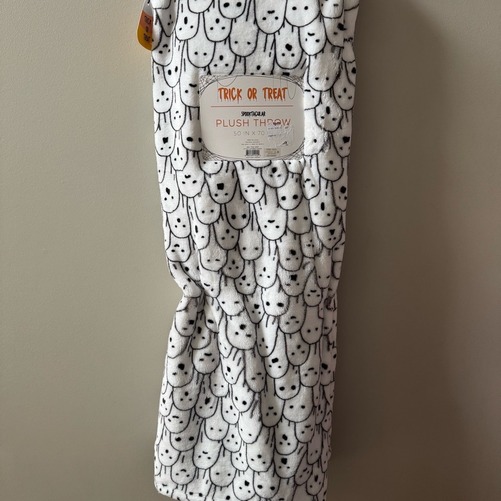 Ghost Blanket Halloween Viral NEW Boo Spooky Plush Haunted Throw Decor - Picture 2 of 5